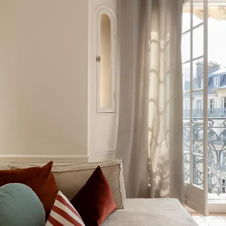 Parisian Luxury At Etienne Pernet * 파리